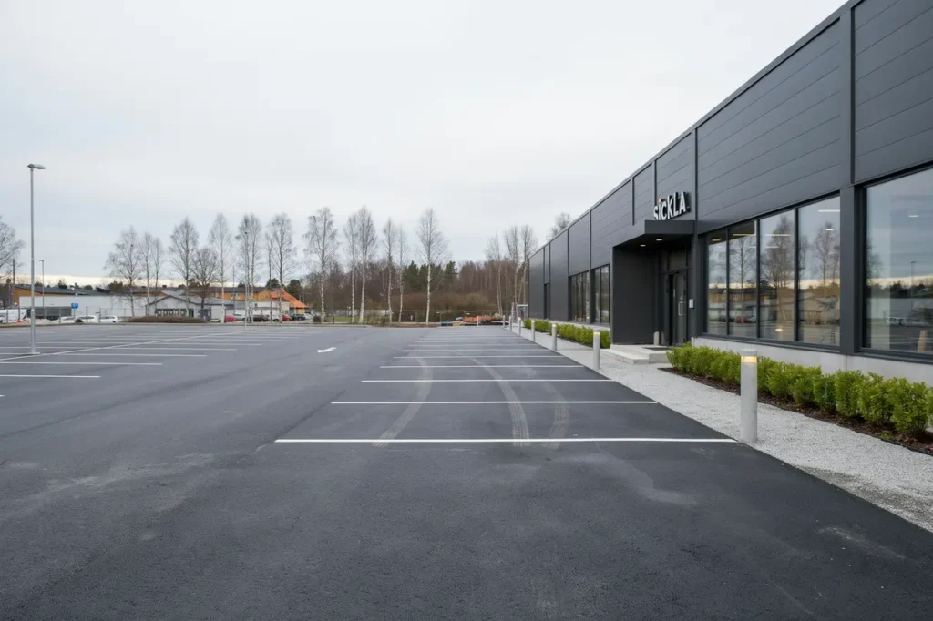 omasfaltering av parkeringsyta vid handelsfastighet i sickla