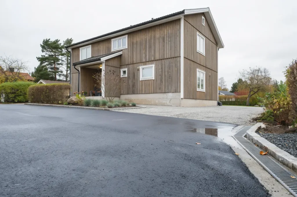 dr nering runt asfalterad uppfart s skyddar du huset mot fukt och st ende vatten